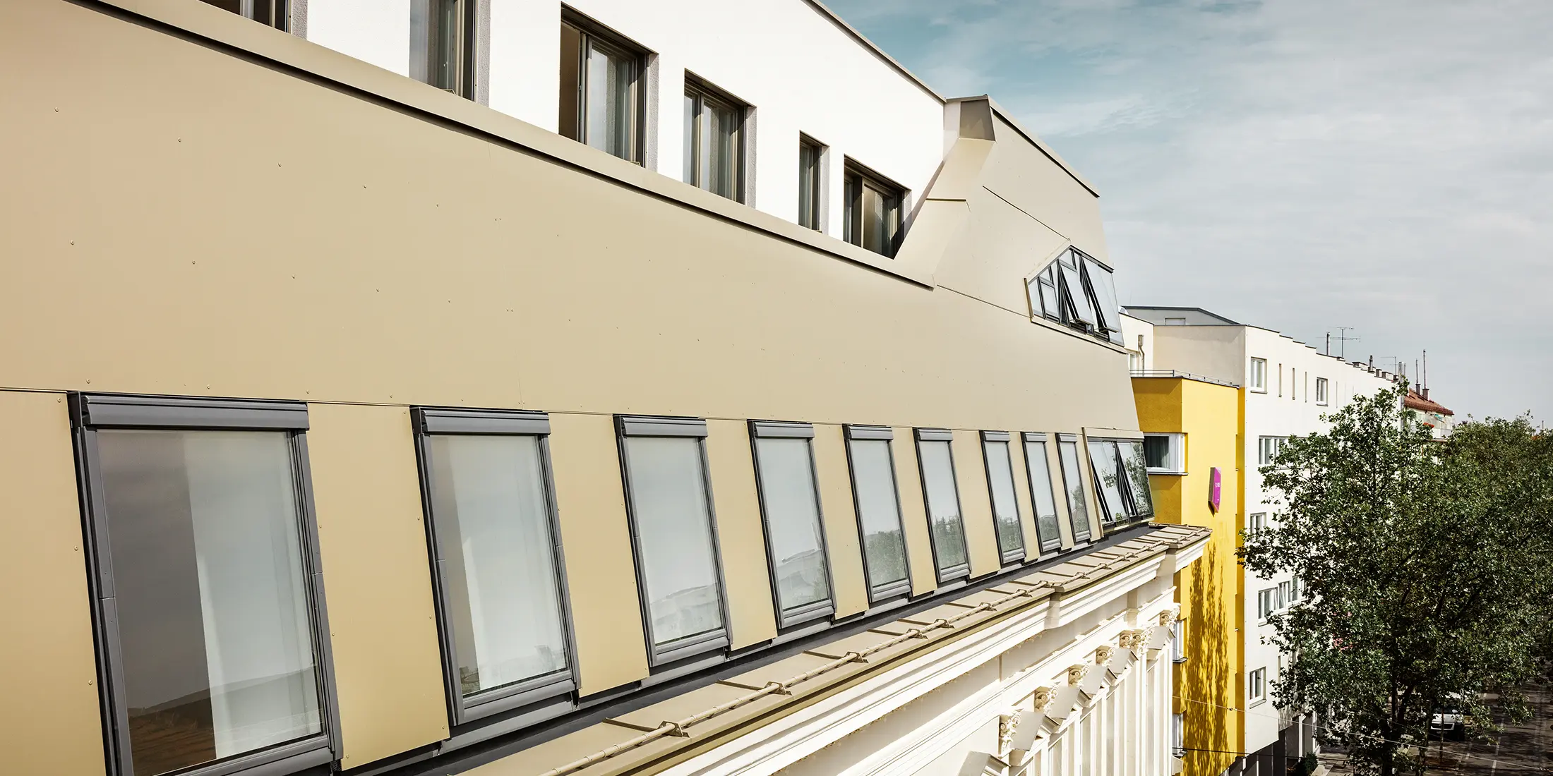 Aménagement et rehaussement de combles à Vienne, Schloßhofer Straße — Panneaux composites en aluminium PREFA de couleur bronze