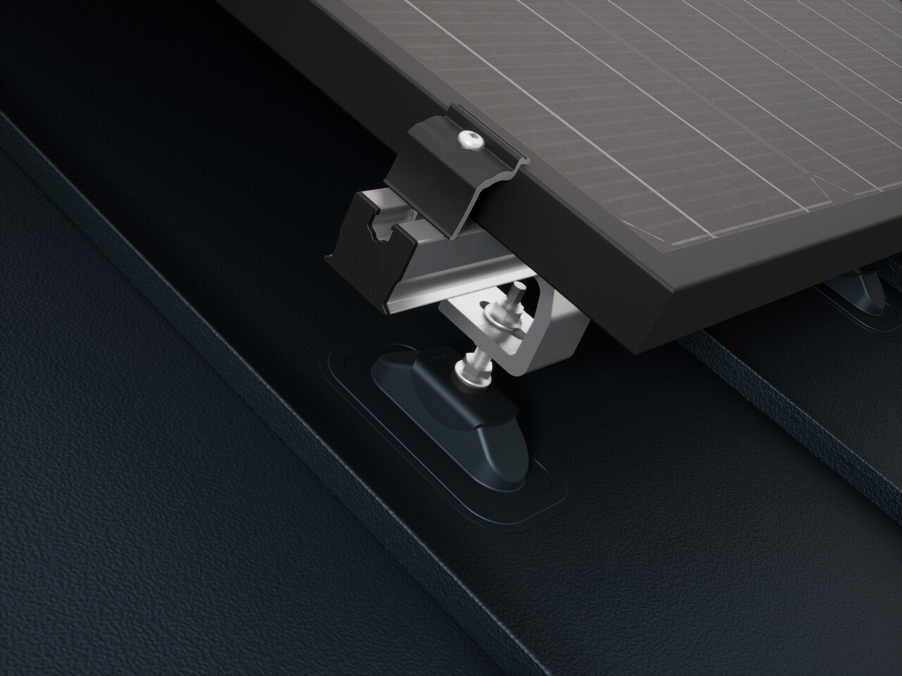 Gros plan du support solaire PREVARIO Sunny monté sur une toiture PREFALZ qui supporte le rail de support. Le module solaire a été fixé au rail de support à l'aide de la borne de fin PREVARIO.