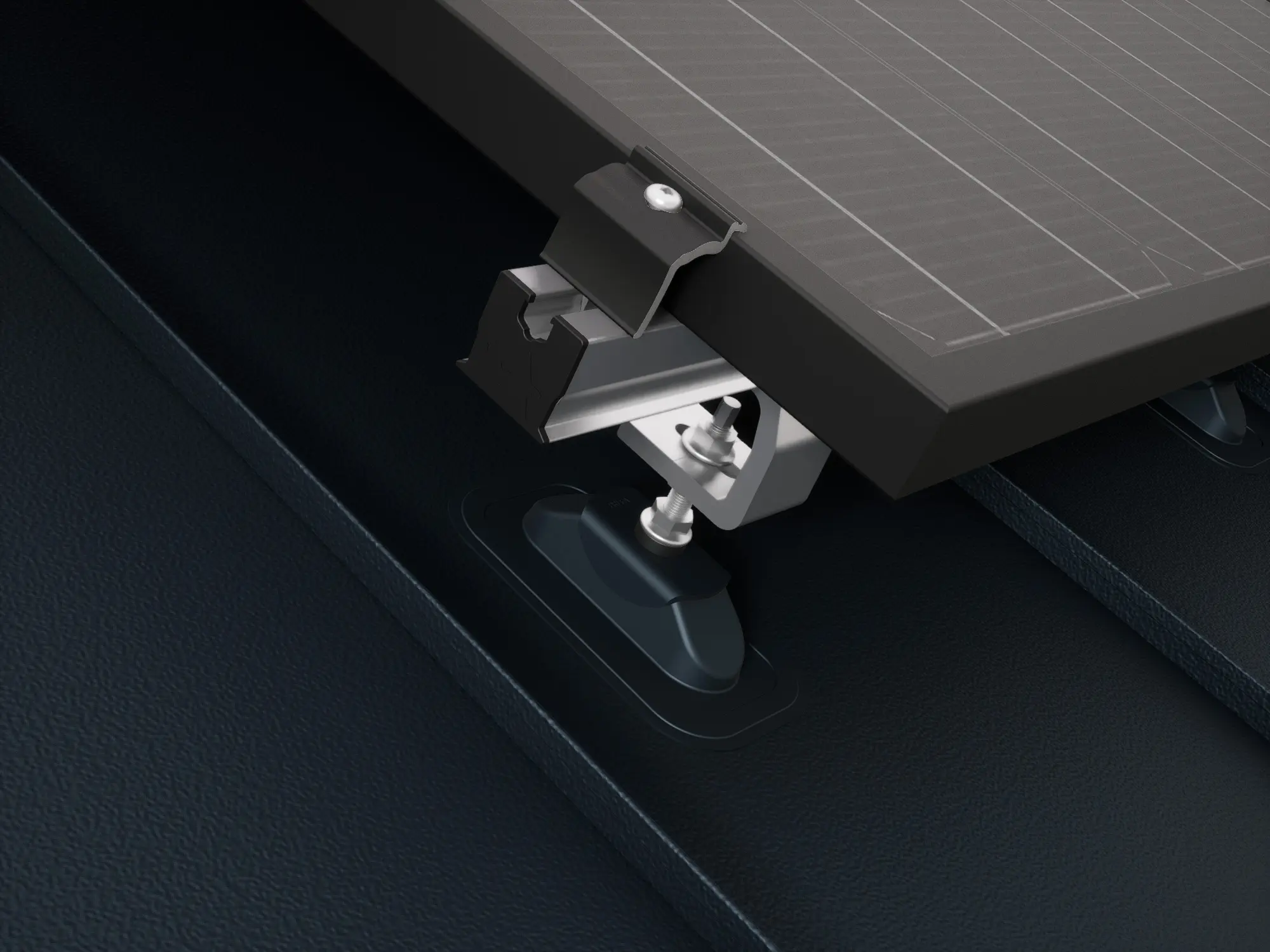 Gros plan du support solaire PREVARIO Sunny monté sur une toiture PREFALZ qui supporte le rail de support. Le module solaire a été fixé au rail de support à l'aide de la borne de fin PREVARIO.