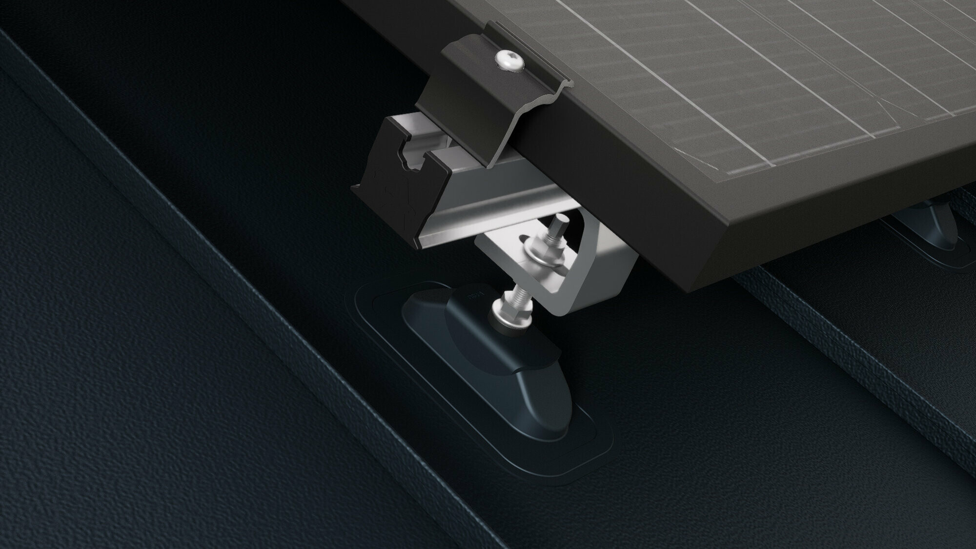 Gros plan du support solaire PREVARIO Sunny monté sur une toiture PREFALZ qui supporte le rail de support. Le module solaire a été fixé au rail de support à l'aide de la borne de fin PREVARIO.