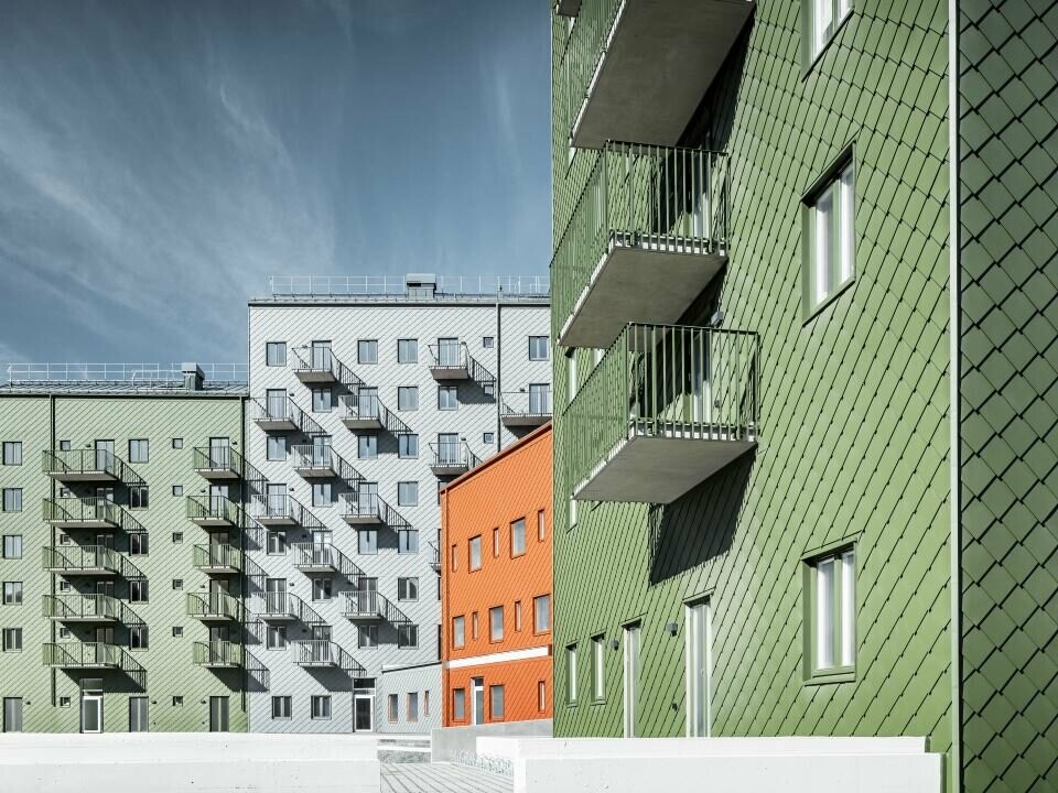 Les quatre maisons de Göteborg ont été recouvertes de losanges PREFA dans les couleurs vert olive, P.10 rouge brique et gris souris
