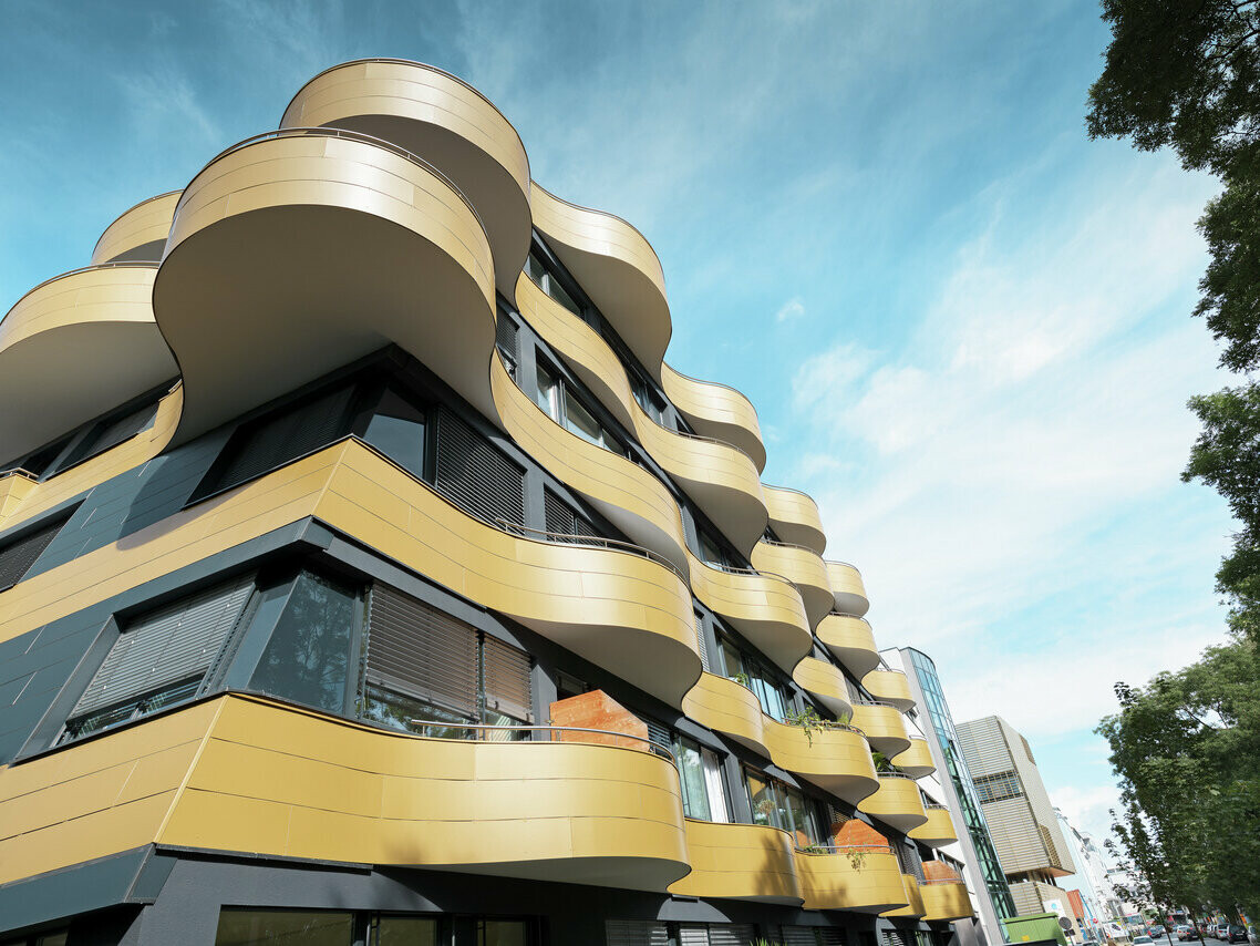 Ce design de façade élégant est rendu possible grâce au panneau composite en aluminium PREFABOND de Prefa pour un bâtiment à Graz.