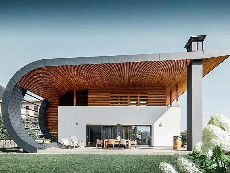 Vue frontale d'une maison de design italien, recouverte de Prefalz PREFA en anthracite P.10