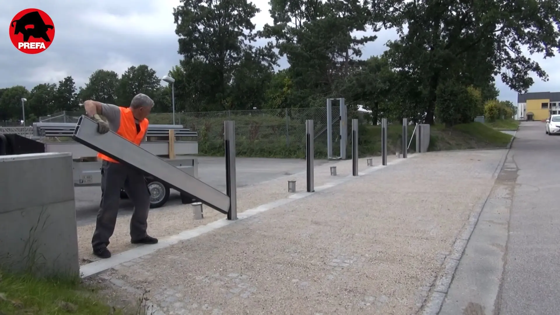 Ein Mann installiert den PREFA Hochwasserschutz.