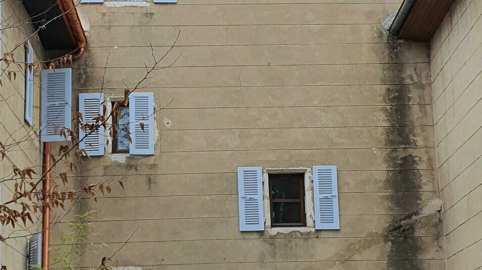 Vue depuis la cour de la tourelle du château rénovée en Bardeau PREFA dans la teinte P.10 gris sombre