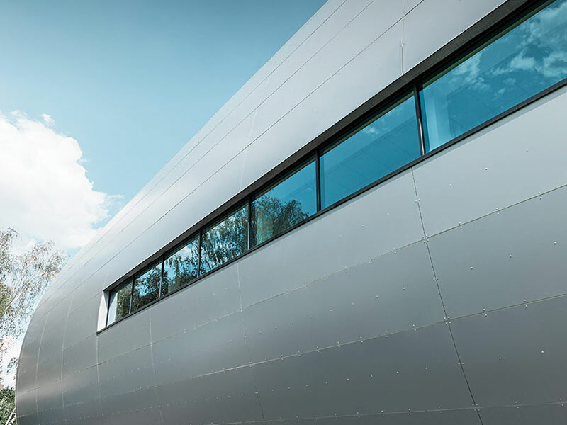 Vue de côté du tube de l’Allianz Stadion à Vienne pour le SK Rapid ; le tube est habillé avec le panneau composite en aluminium couleur argent métallisé.