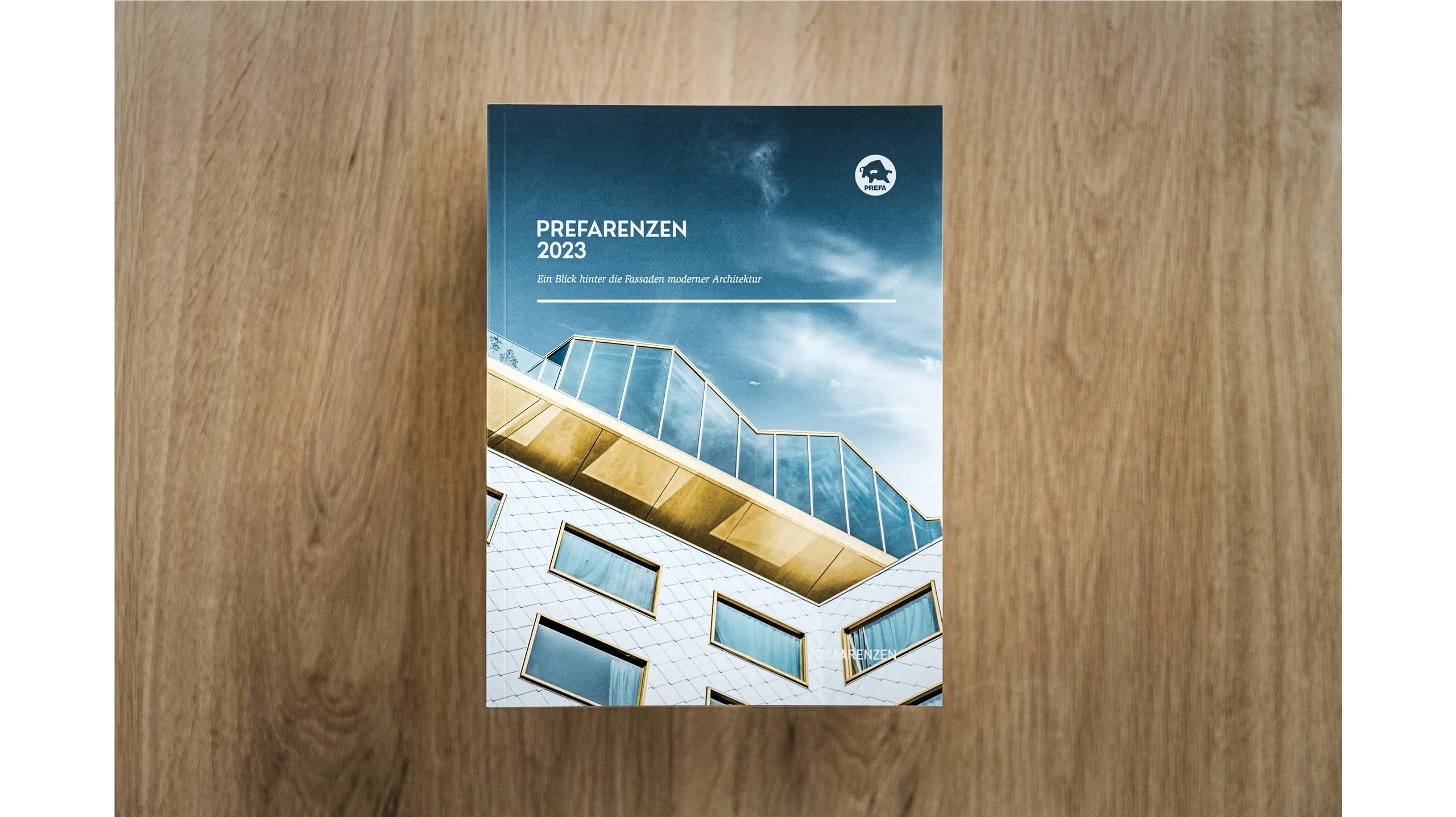 Vue de face de plusieurs livres PREFARENZEN 2023 juxtaposés, ce qui donne une impression d’imbrication.