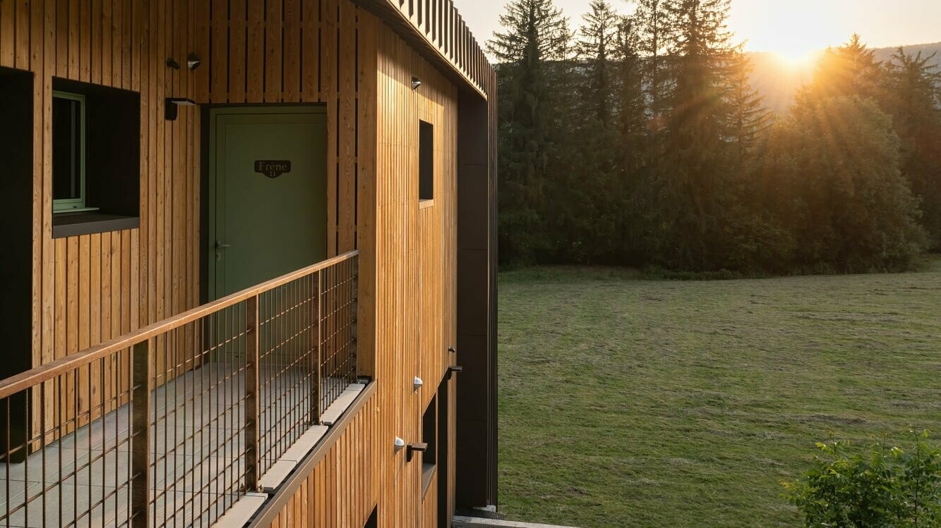 Vue latérale au coucher du soleil de l'hôtel en Tilleul en Prefalz brun