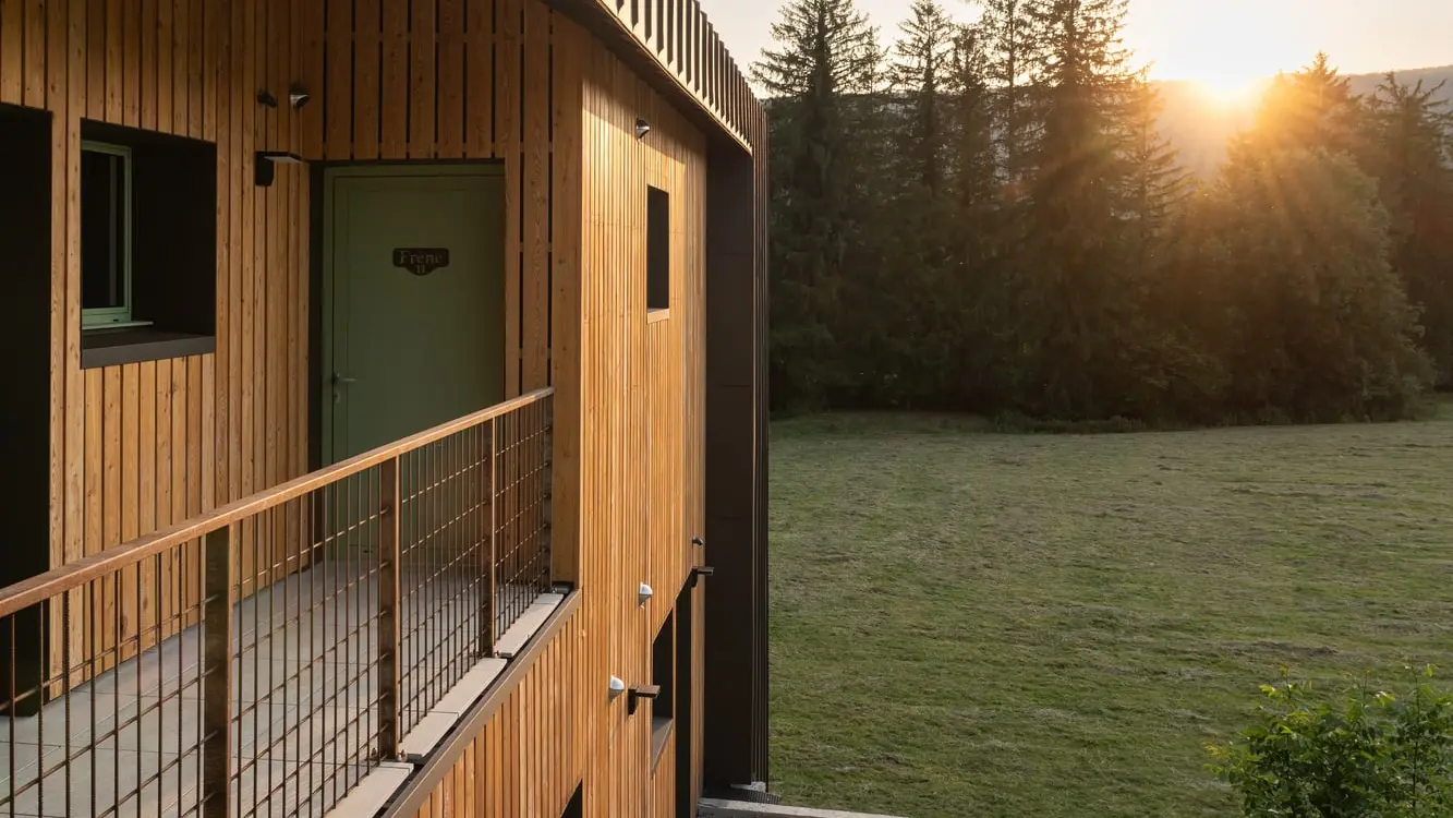 Vue latérale au coucher du soleil de l'hôtel en Tilleul en Prefalz brun