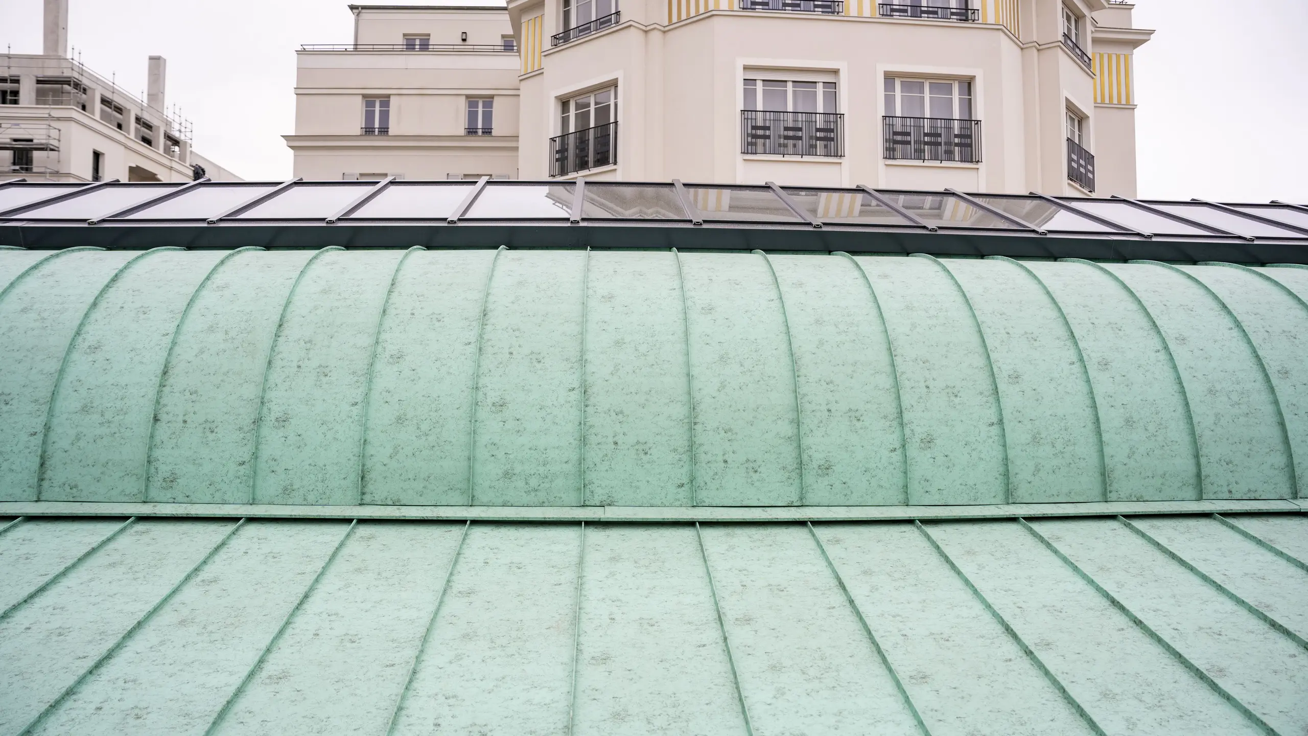 Prise de vue depuis le toit rénové en joint debout en aluminium PREFA dans la teinte P.10 vert-de-gris