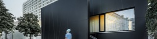 Vue de face de la clinique des urgences de Vienne qui a été revêtue de panneaux composites en aluminium PREFABOND dans la teinte gris noir