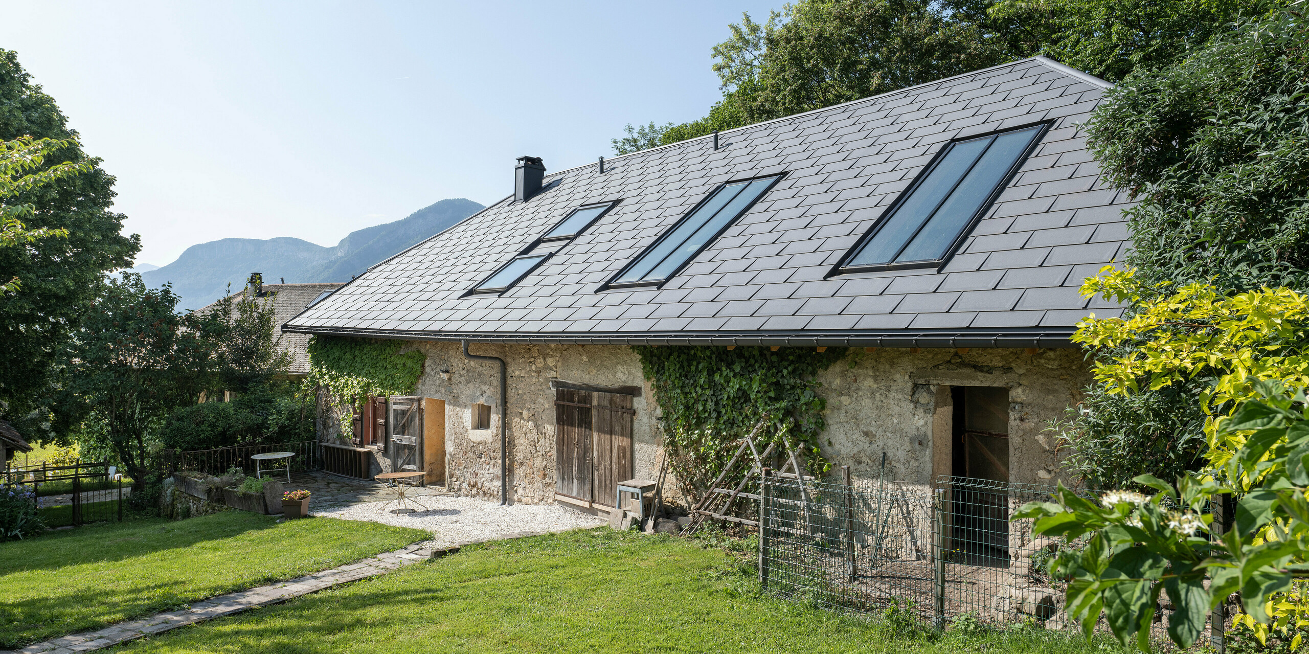 R.16 PREFA en P.10 gris sombre sur le toit d'une ancienne ferme en Haute-Savoie (France)