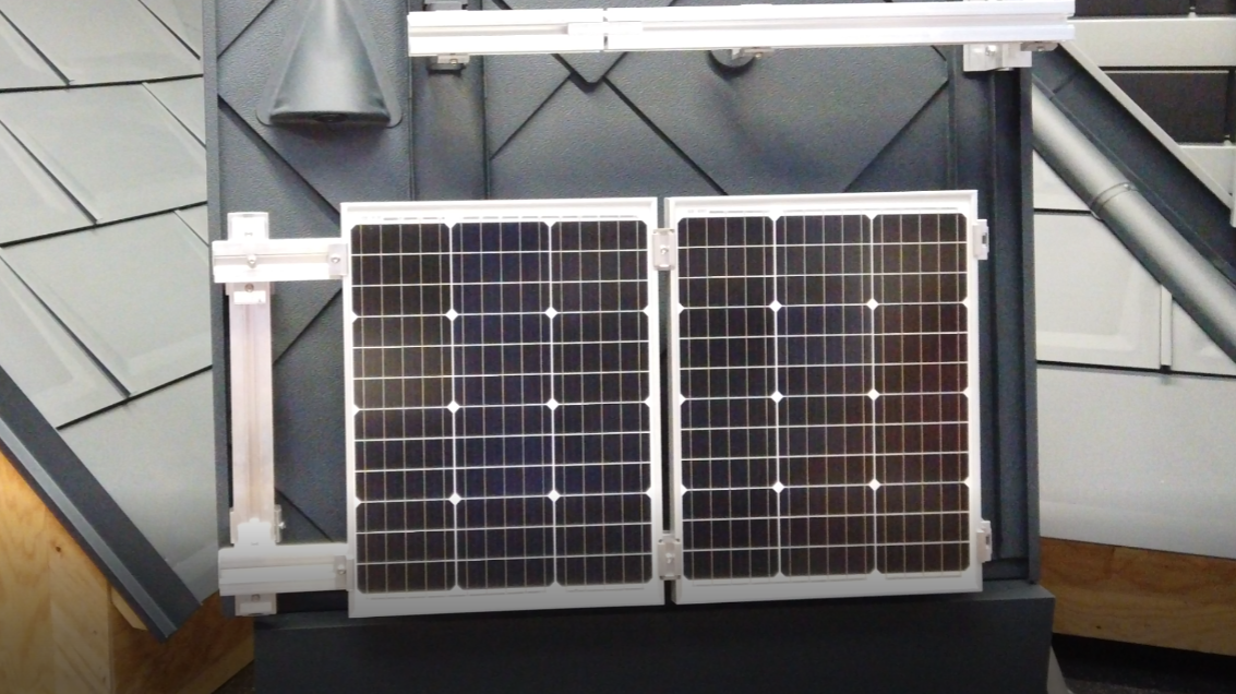 Dr. Konrad Hanf erklärt die Besonderheiten des PREFA Solarmontage-Systems