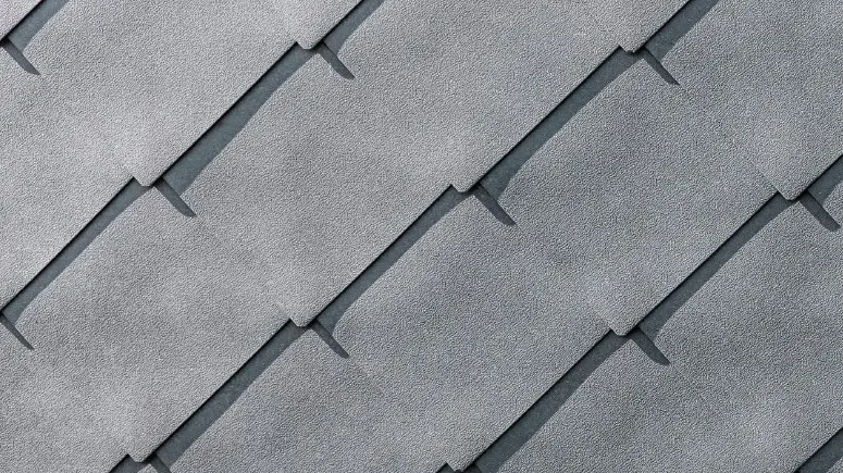 Gros plan du losange de façade 44 x 44 en aluminium PREFA en P.10 gris pierre