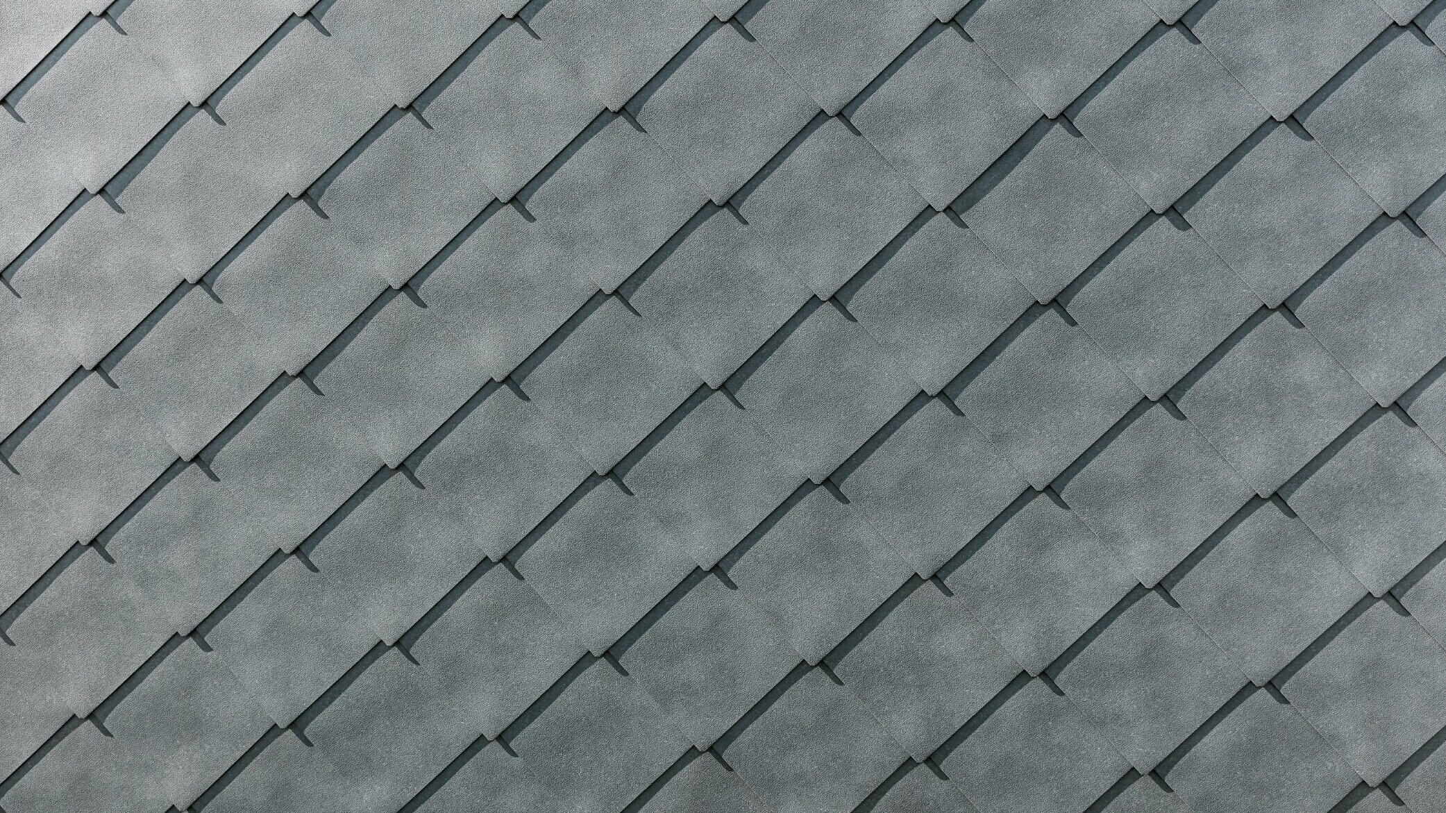 Gros plan du losange de façade 44 x 44 en aluminium PREFA en P.10 gris pierre