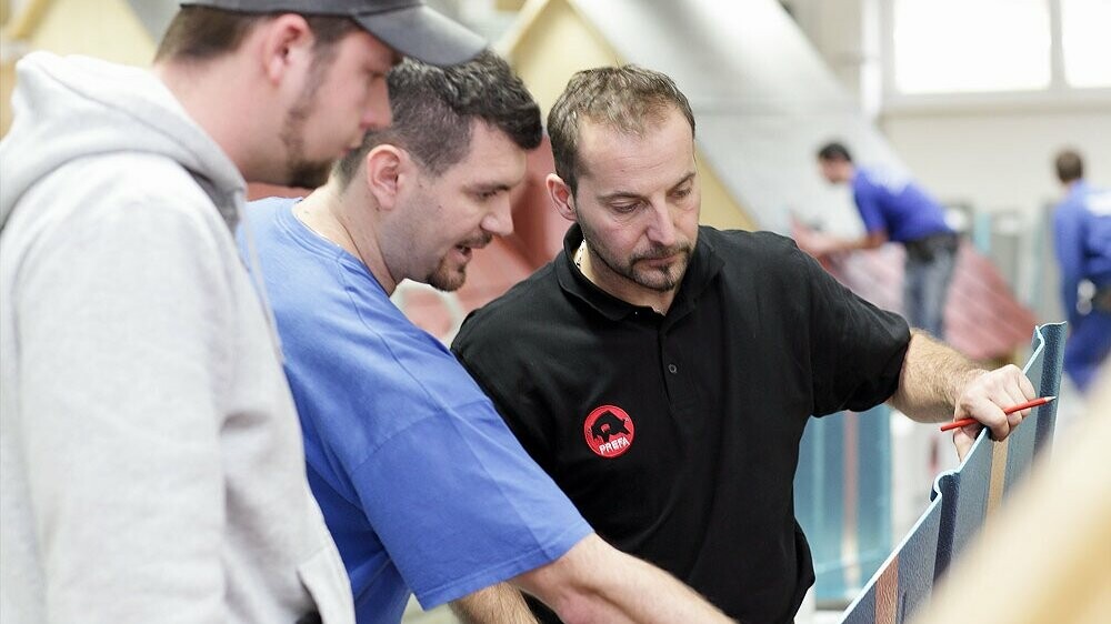 Lehrverleger von PREFA lehrt den Verarbeitern die fachgerechte Verlegetechnik eines PREFA-Produktes..