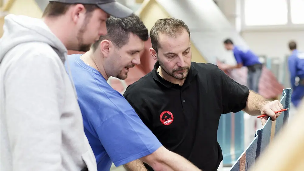 [Translate to Français:] Lehrverleger von PREFA lehrt den Verarbeitern die fachgerechte Verlegetechnik eines PREFA-Produktes..