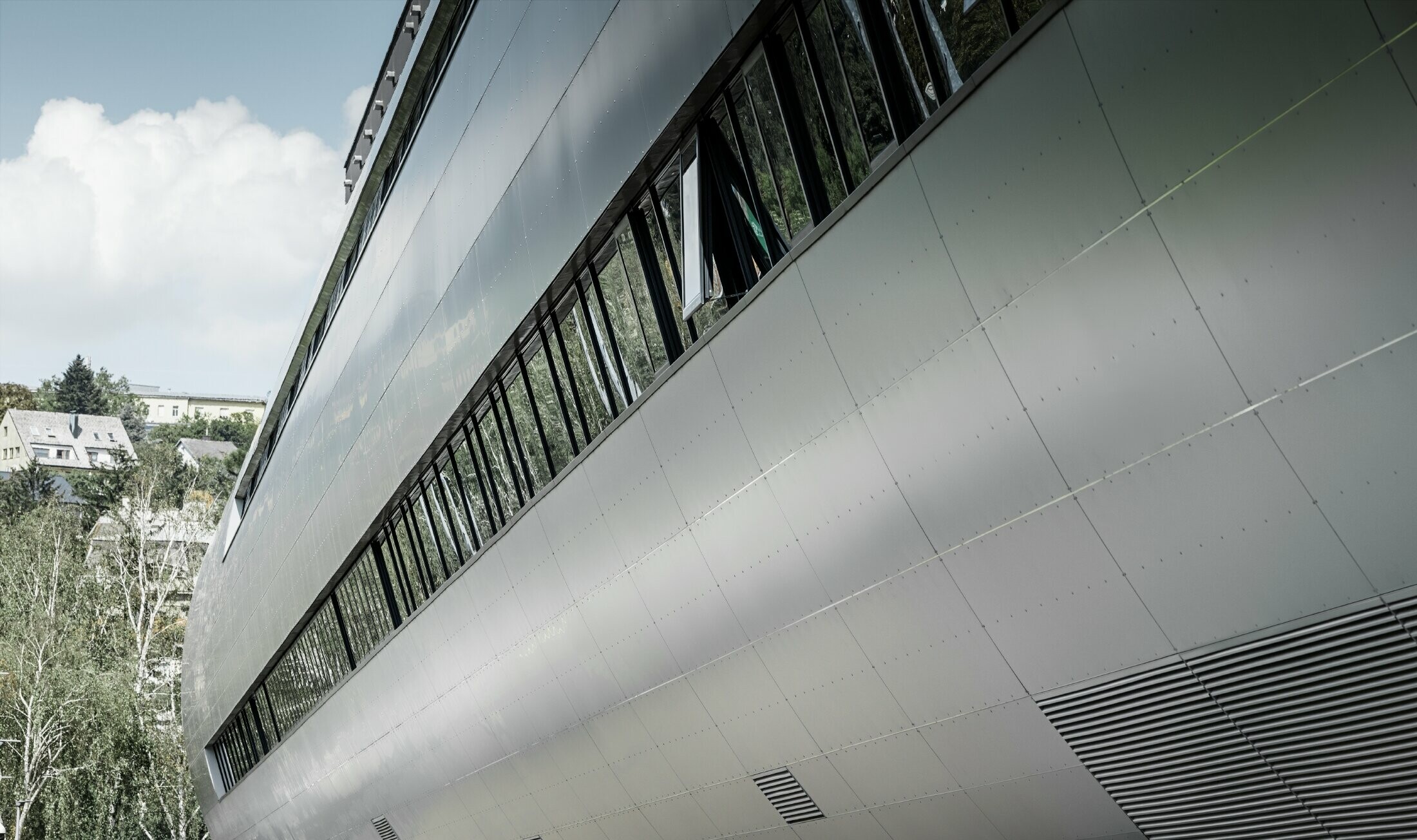 Vue de côté du tube de l’Allianz Stadion à Vienne pour le SK Rapid ; le tube est habillé avec le panneau composite en aluminium couleur argent métallisé.