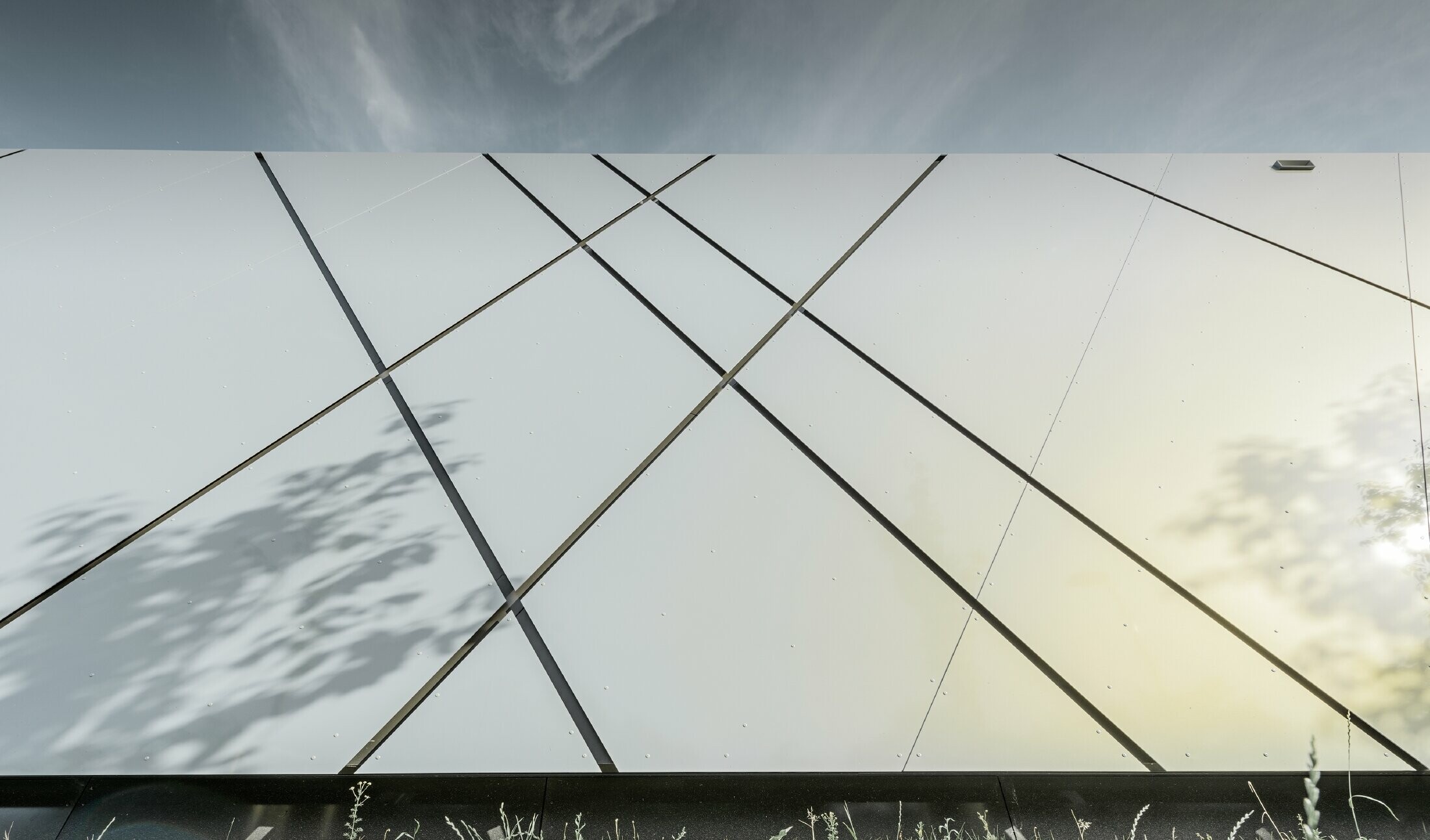 Photo des joints de la filiale Eurospar de Wels ; habillage de façade riveté avec le panneau composite en aluminium PREFA couleur argent doré ;