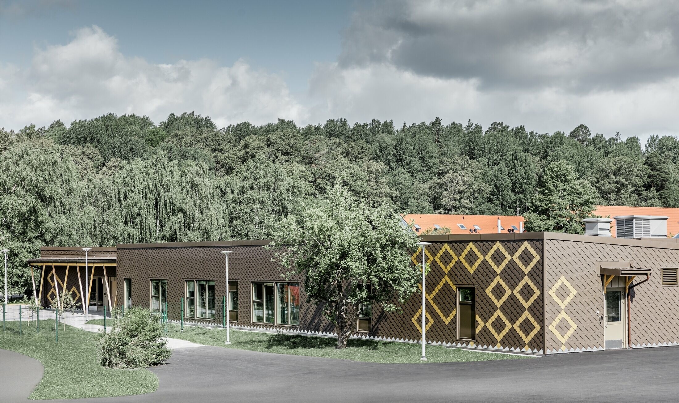 L’habillage de façade de l’école maternelle de Stockholm a été réalisé avec le losange de façade 20 PREFA couleurs brun et or maya.