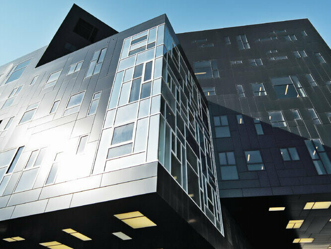 L’université d’économie de Vienne en panneaux composites en aluminium PREFA dans un noir profond