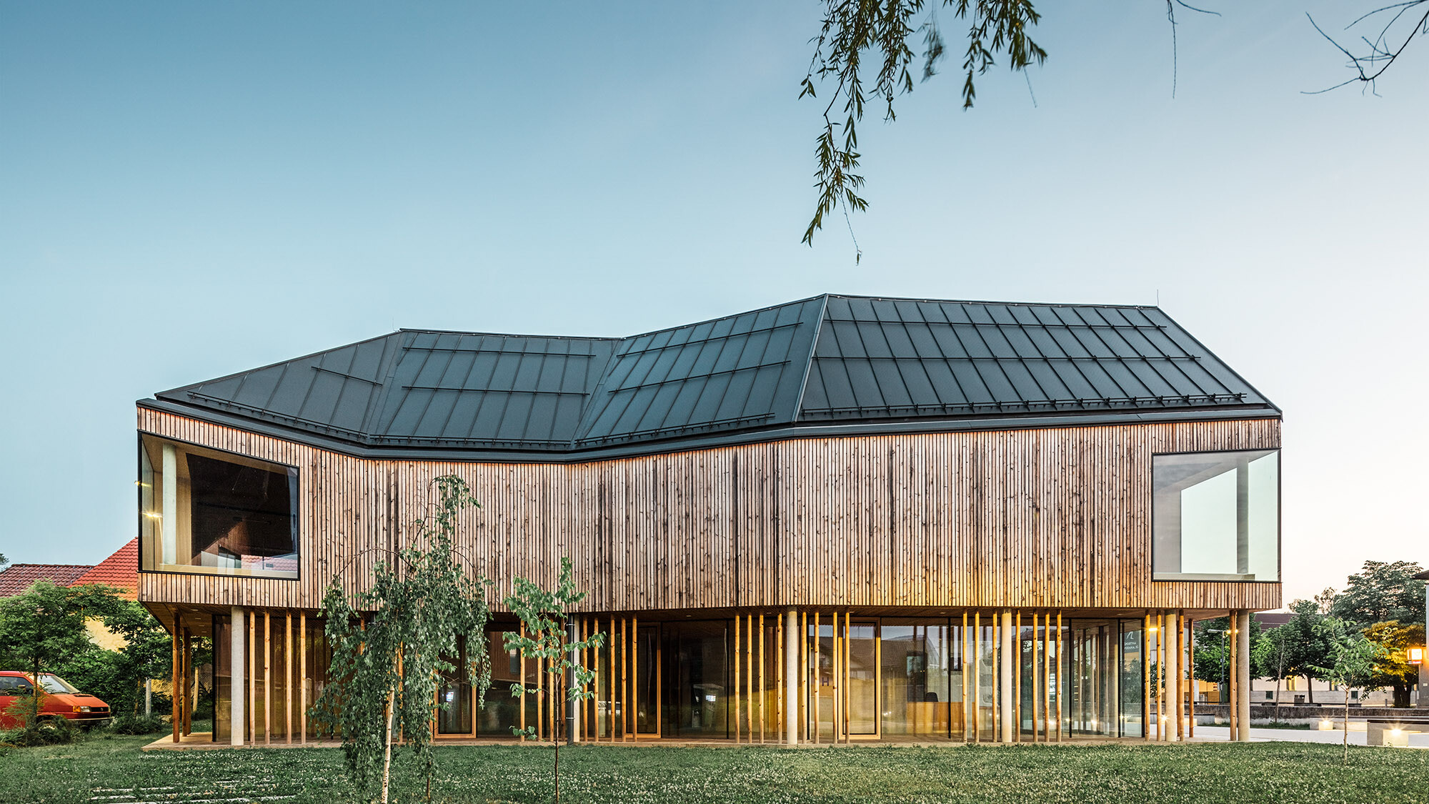 L'un des longs côtés de l'imposant bâtiment du musée ; les surfaces vitrées offrent une vue sur l'intérieur.