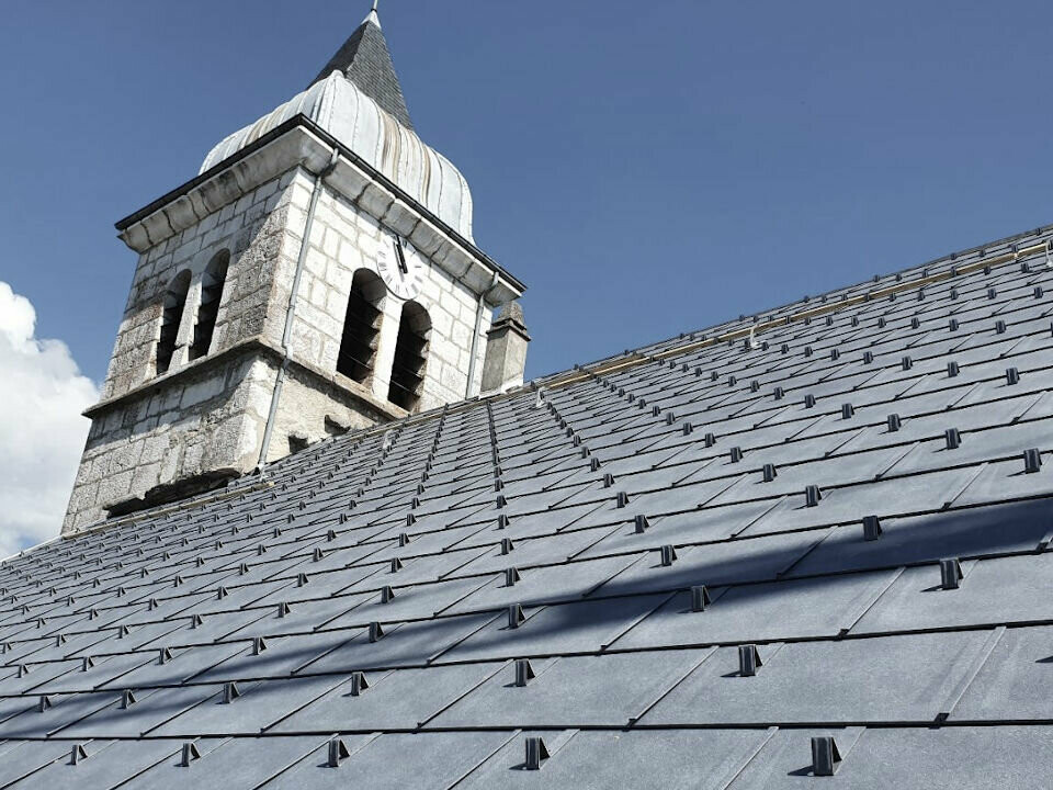 A Ruffieu, dans l’Ain (01), le toit de cette Eglise a été rénové, le choix du R.16 coloris gris pierre offre un résultat harmonieux et qualitatif.