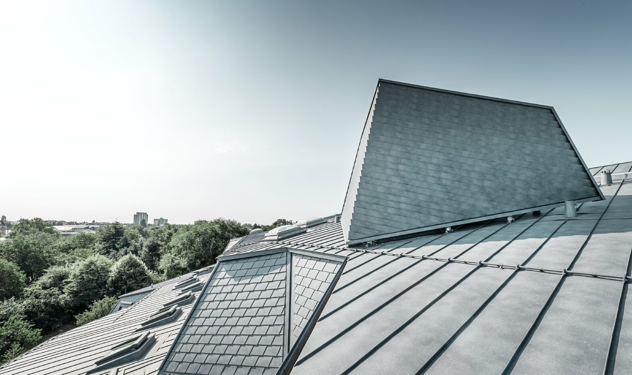 Détails complexes sur l’établissement Haus Aja Textor-Goethe à Francfort, recouvert avec un toit à joint debout Prefalz couleur gris pierre et des bardeaux de toiture PREFA