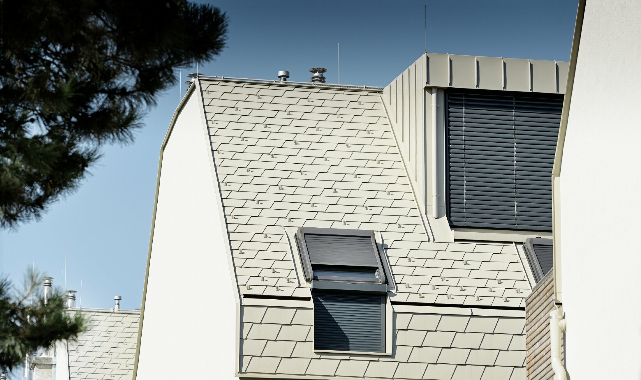 Nouveau complexe résidentiel — Grande toiture en aluminium PREFA aux nombreuses fenêtres mansardées