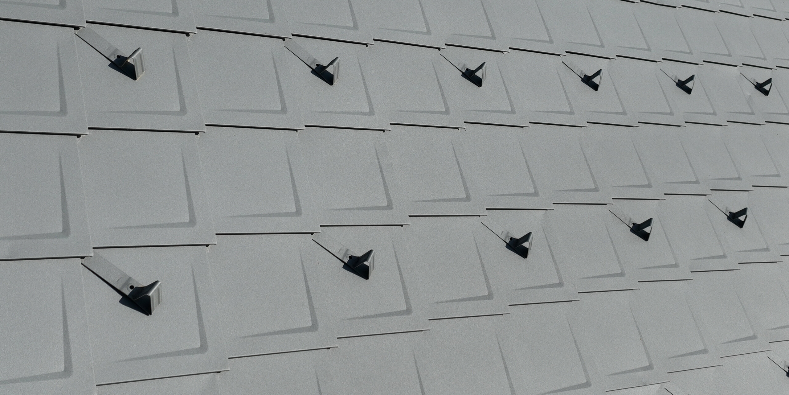 Losange de toiture 29x29 PREFA en P.10 gris souris sur un gîte d'étape à Engins près de Grenoble