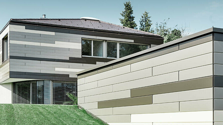 Maison moderne avec façade revêtue de Sidings PREFA dans trois différentes couleurs