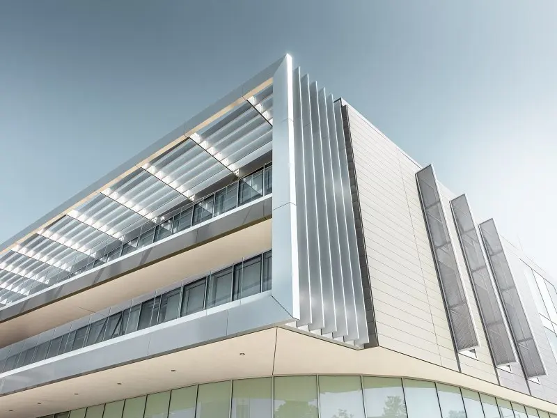 Vue de profil du centre de recherche Petronas à Turin (Italie). Le bardage de façade a été réalisé avec le produit Siding dans 3 couleurs spéciales, P.10 Anthracite et P.10 Gris souris.