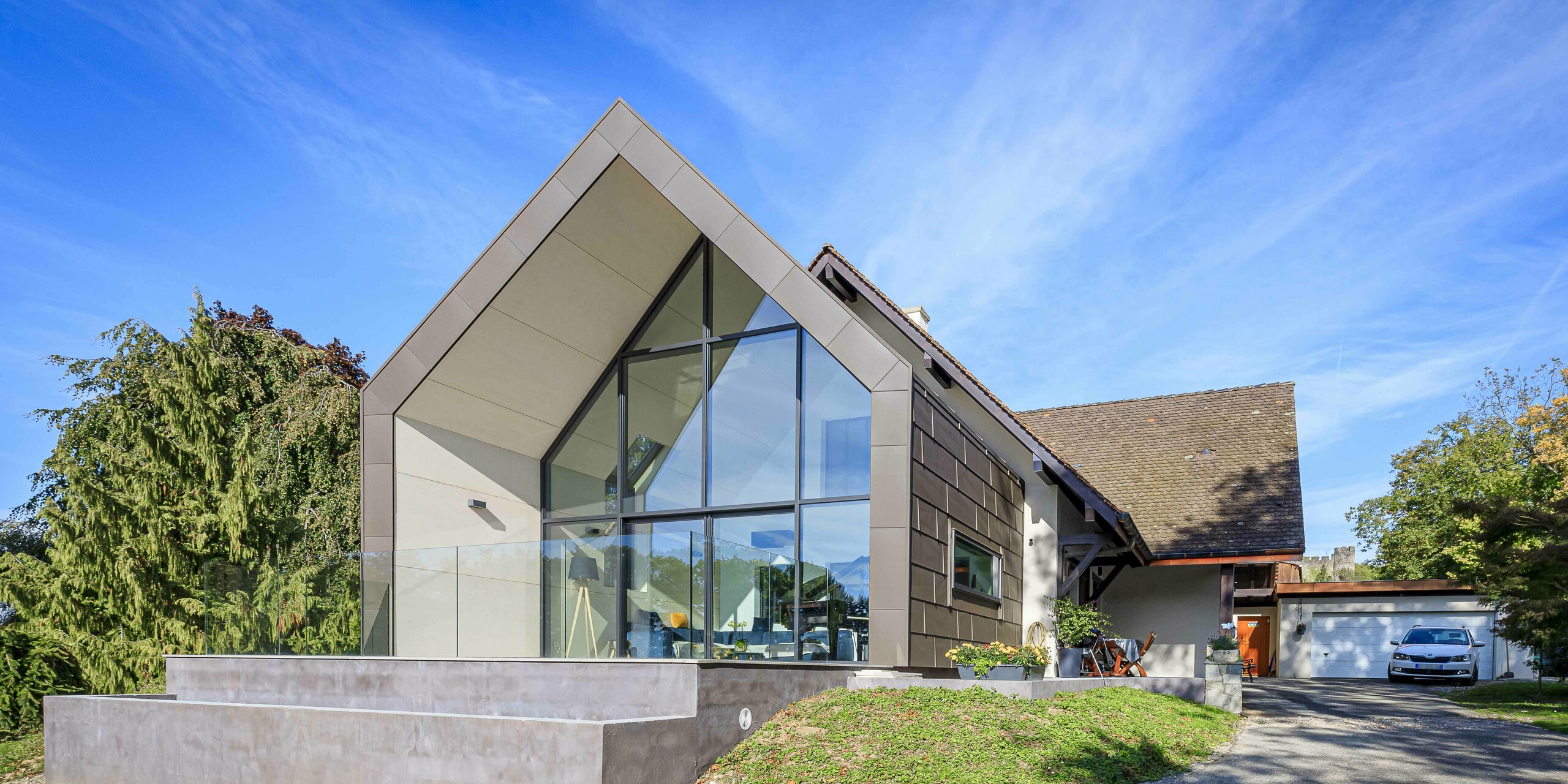 Panneaux de toiture et de façade FX.12 PREFA en P.10 brun comme élément de design contrasté sur l'extension d'une maison individuelle à Lully.