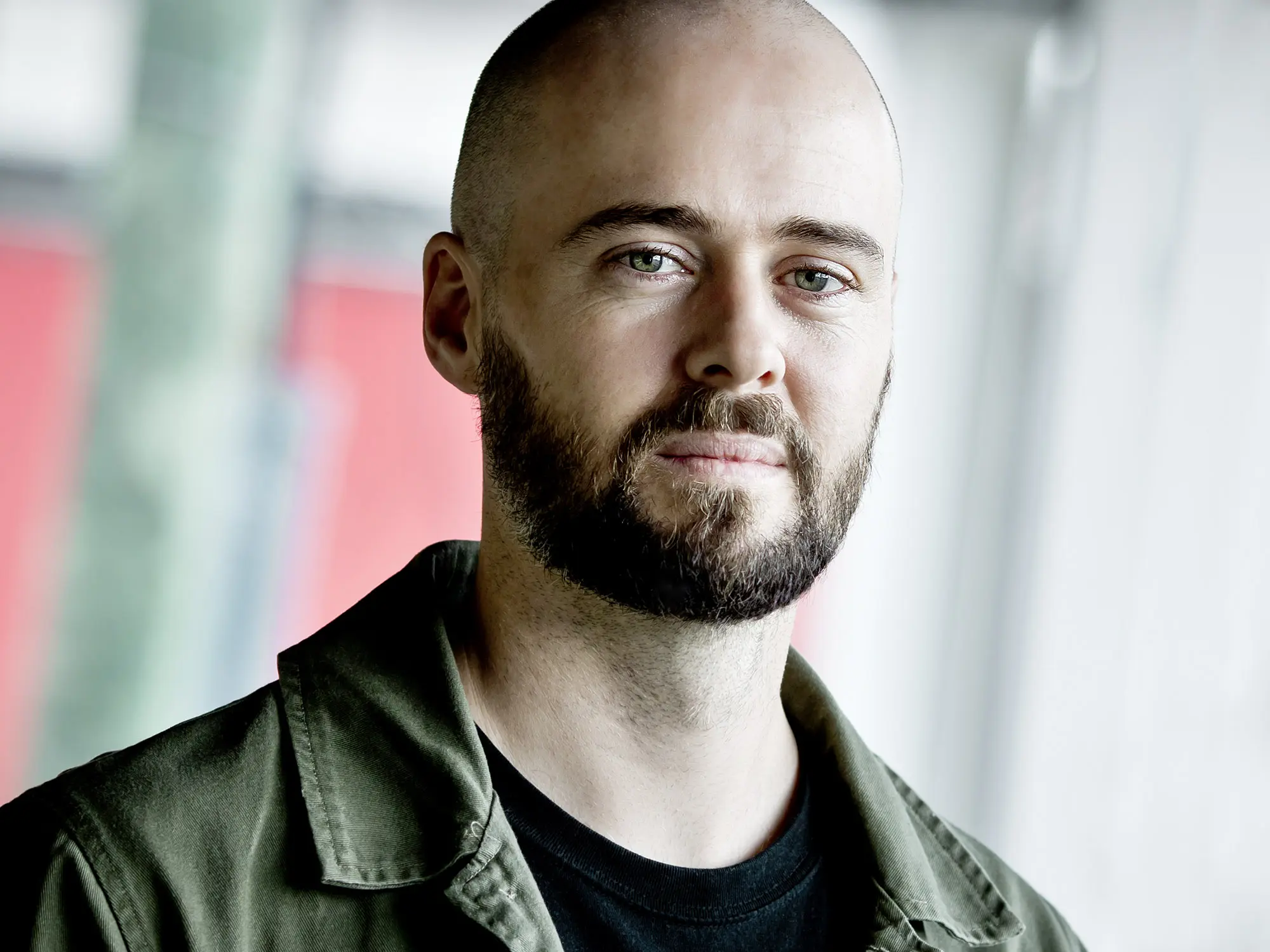 Portrait des Designers Nick Wortelboer vom Büro Three Sixty Architecture mit verschwommenem Hintergrund.