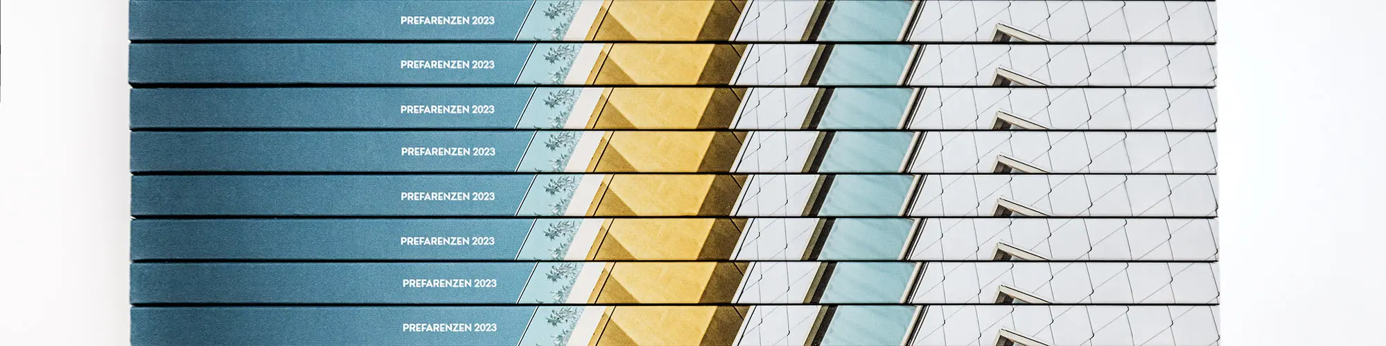 Vue de face de plusieurs livres PREFARENZEN 2023 juxtaposés, ce qui donne une impression d’imbrication.