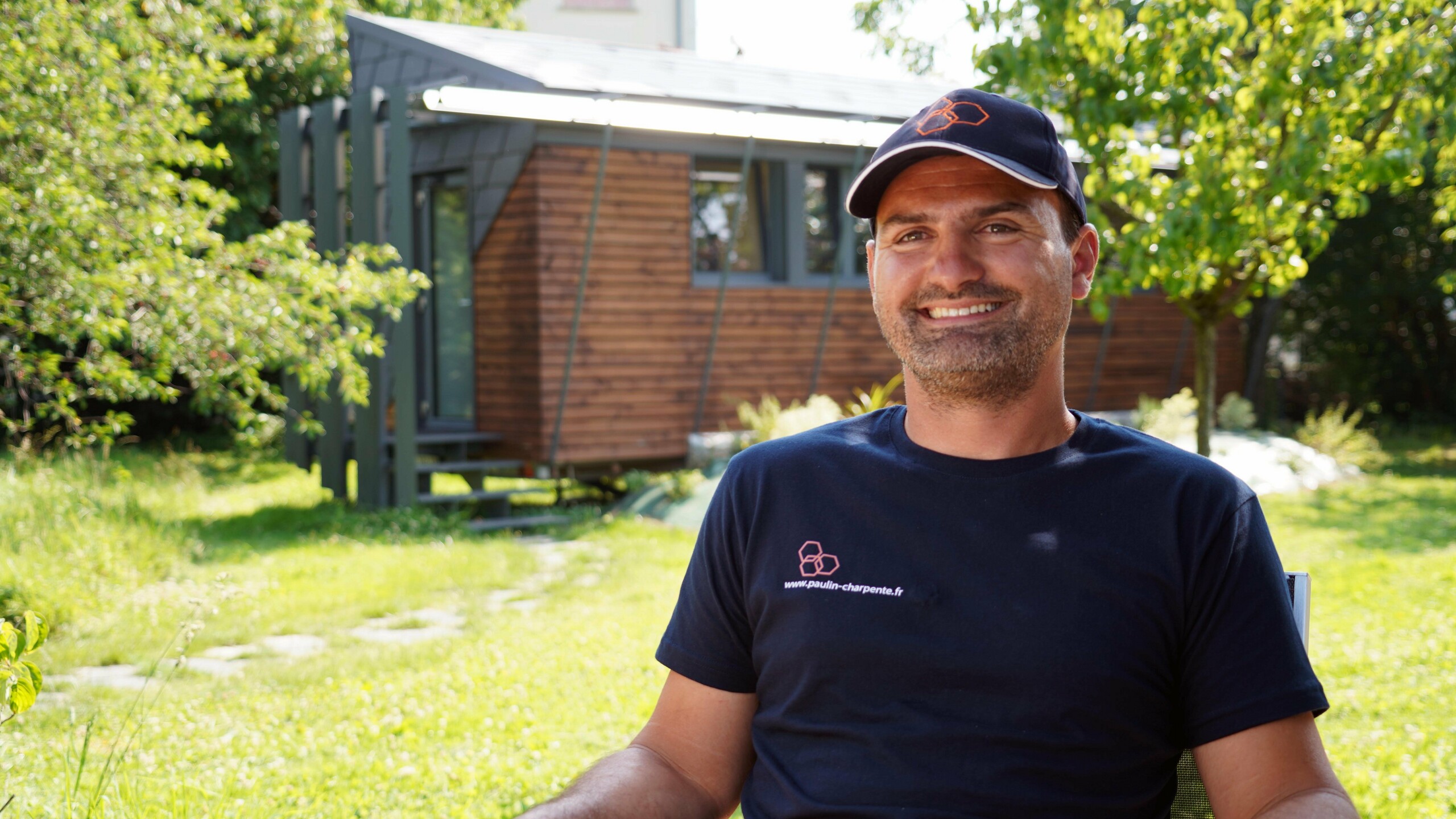 Portrait de l'artisan Lionnel Paulin que PREFA a interviewé pour la réalisation de ce joli projet en R.16 solaire et bardeau en aluminium