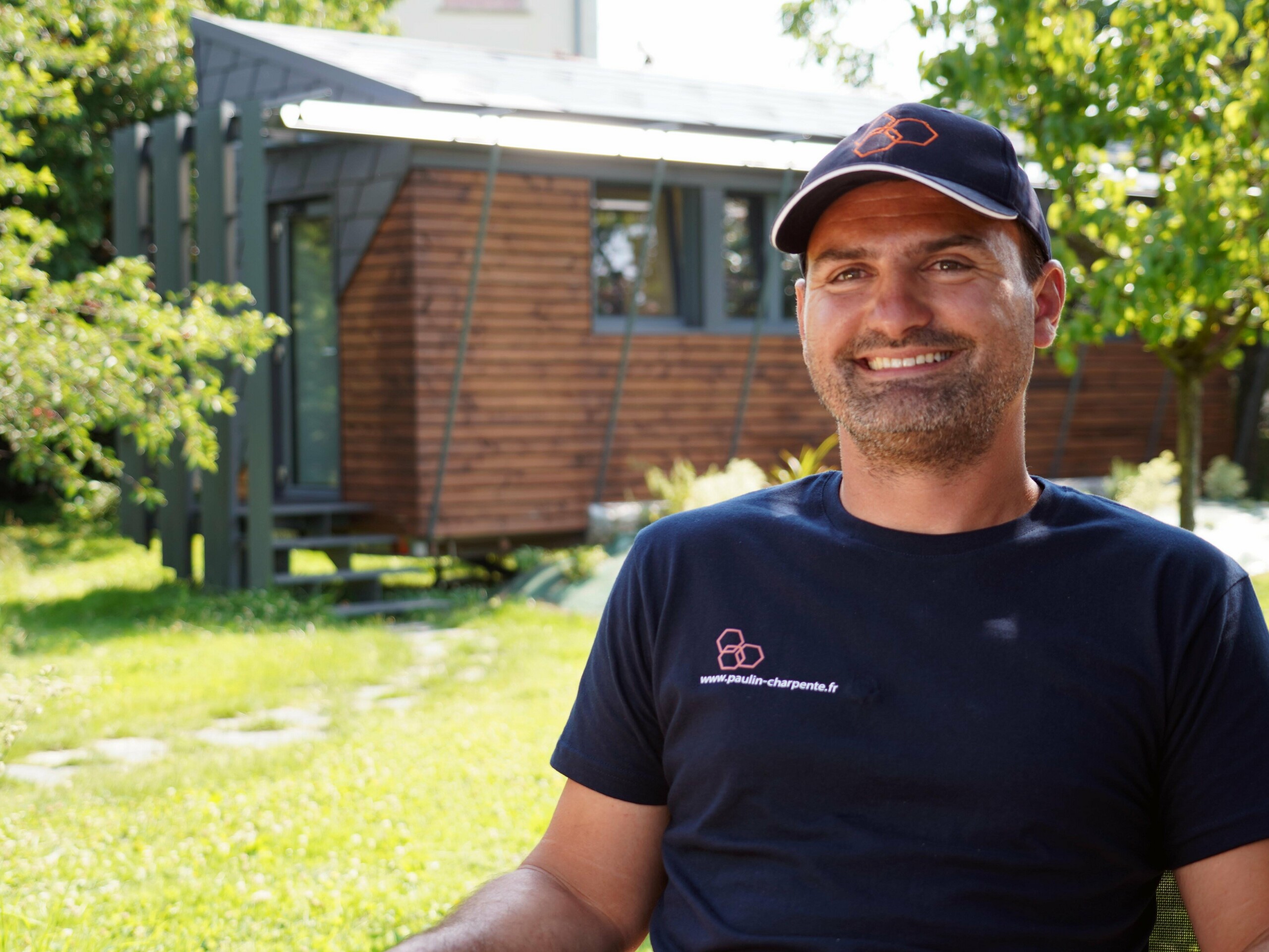 Portrait de l'artisan Lionnel Paulin que PREFA a interviewé pour la réalisation de ce joli projet en R.16 solaire et bardeau en aluminium