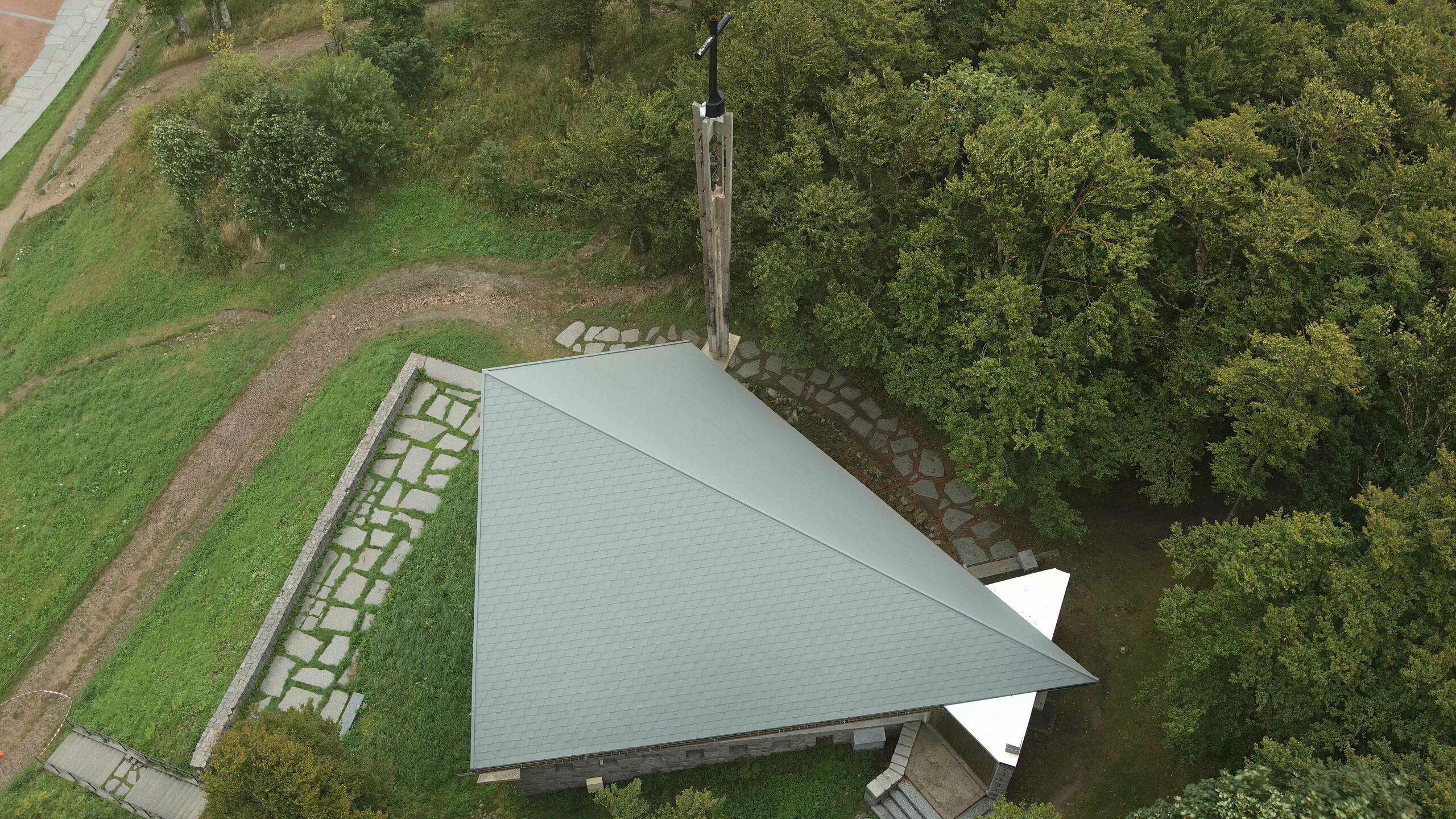 Prise de vue par drone de la toiture de la chapelle du Col de la Schlucht rénovée grâce aux bardeaux en aluminium PREFA dans la teinte P.10 gris souris