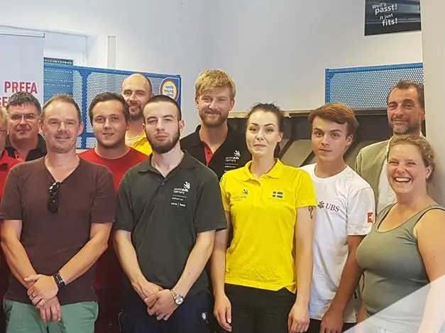 Photo de groupe de jeunes couvreurs-ferblantiers à l’entraînement pour les EuroSkills 2018
