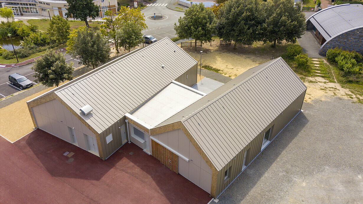 Prise de vue de drone du complexe intergénérationnel de la commune Mûrs-Erigné dont le bardage a été réalisé en joint debout PREFALZ dans la teinte 45 bronze
