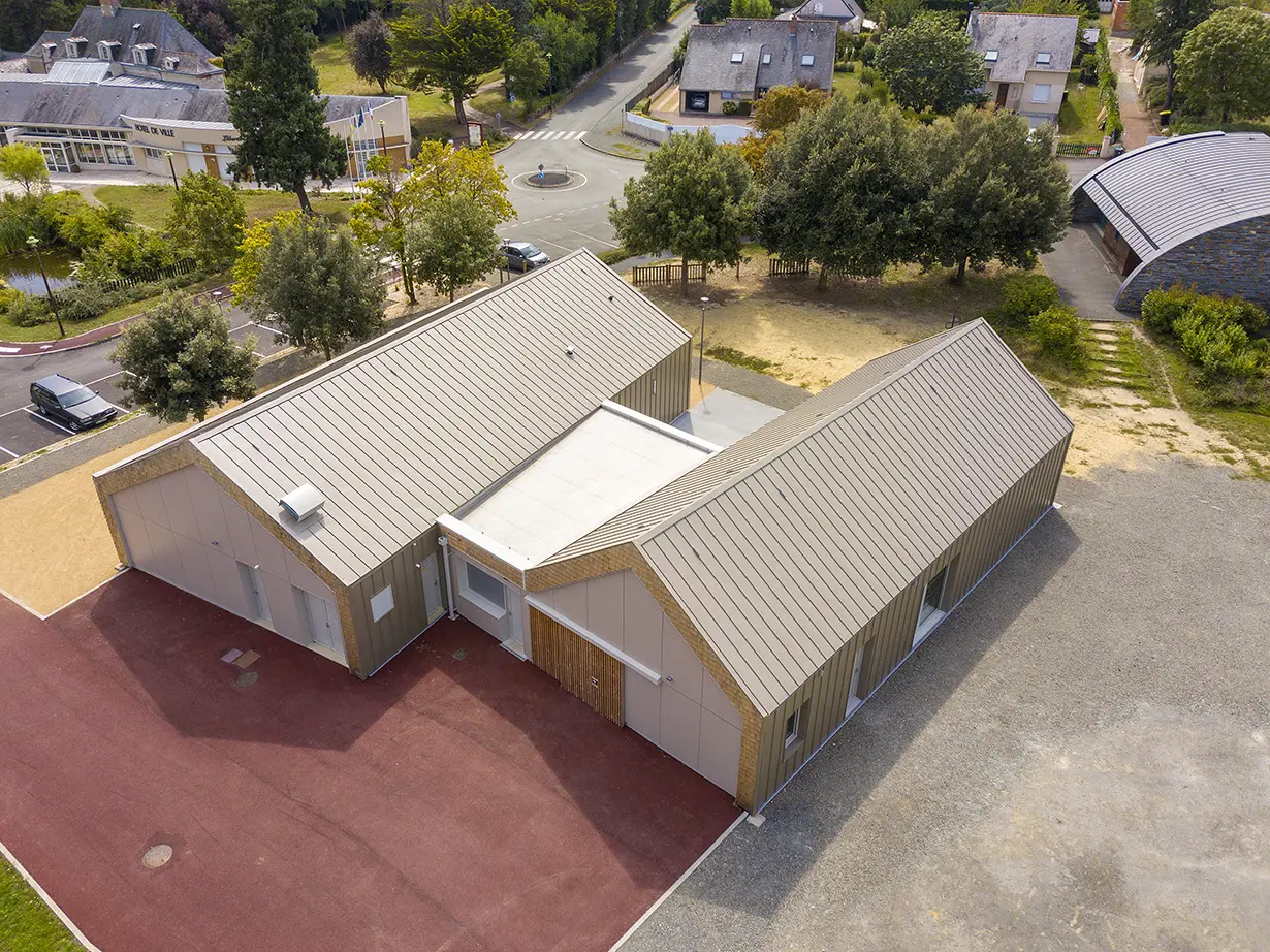 Prise de vue de drone du complexe intergénérationnel de la commune Mûrs-Erigné dont le bardage a été réalisé en joint debout PREFALZ dans la teinte 45 bronze