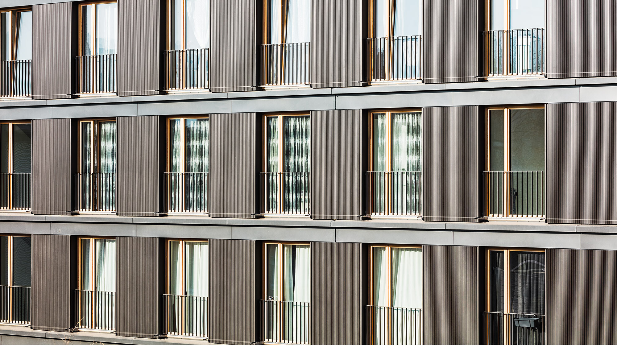 La façade profilée en aluminium et les fenêtres de la construction vues de près.