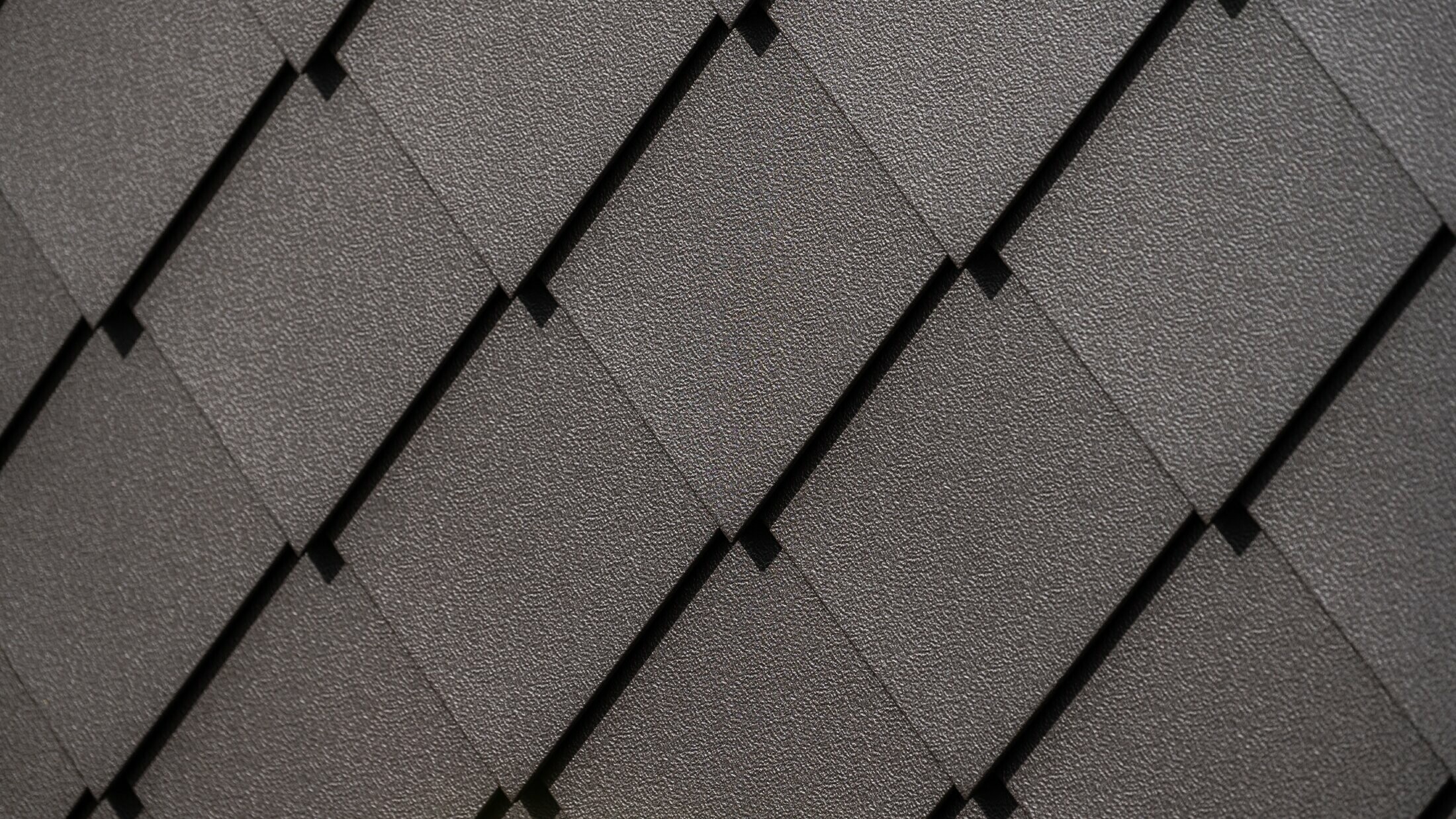 Gros plan du losange de façade PREFA 29 x 29 en brun noisette avec finition stucco