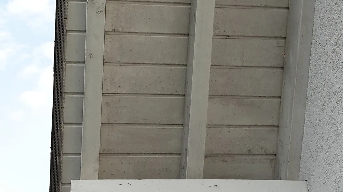 Avancée de toit avant la rénovation à l’aide de Sidings PREFA, sous-face de toiture blanche