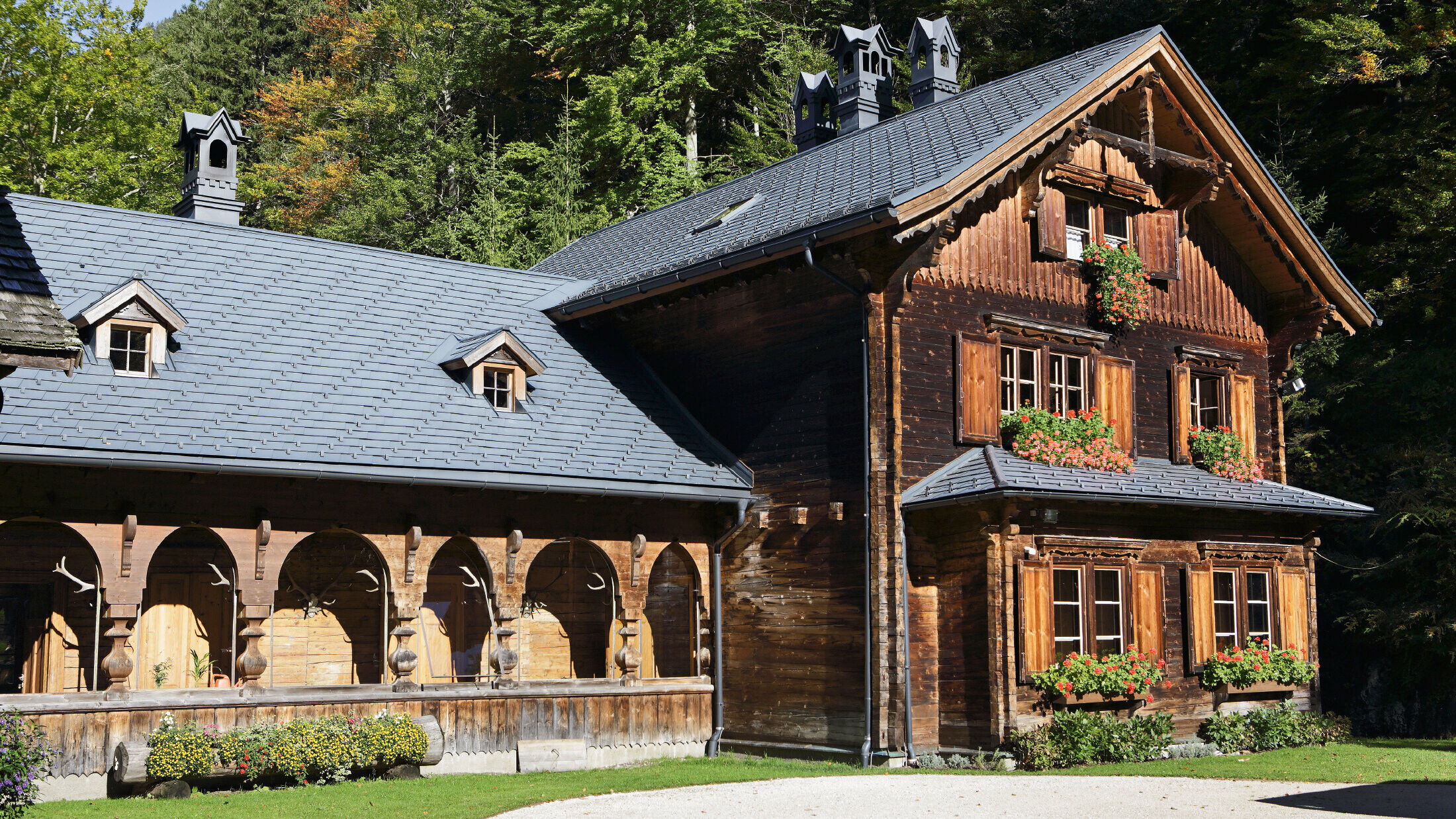 Pavillon de chasse rustique (Rothschildhaus) rénové à l'aide de bardeaux de toiture PREFA en P.10 anthracite