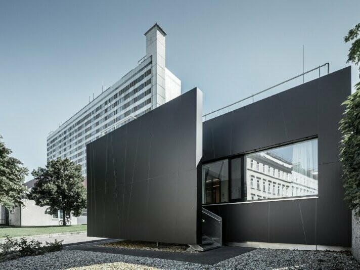 Vue de face de la clinique des urgences de Vienne qui a été revêtue de panneaux composites en aluminium PREFABOND dans la teinte gris noir