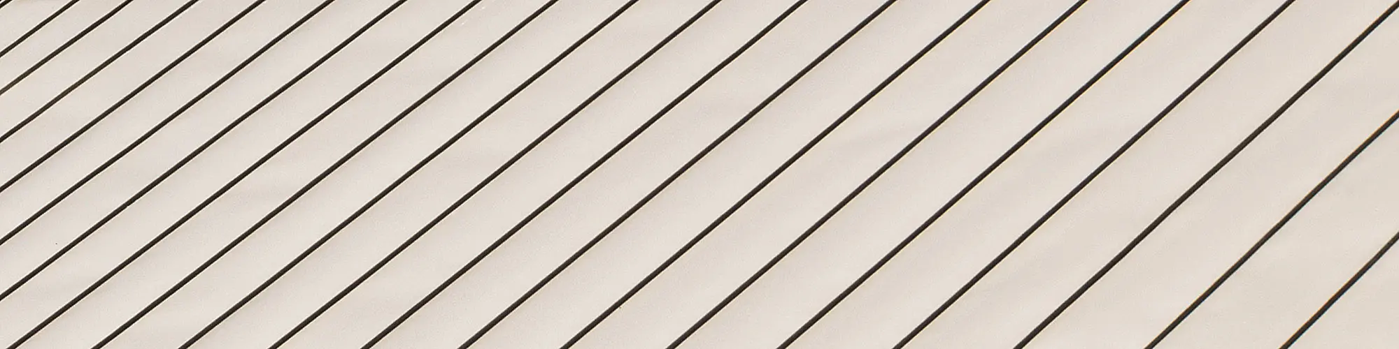 Gros plan sur les bandes rectilignes en aluminium de PREFA.