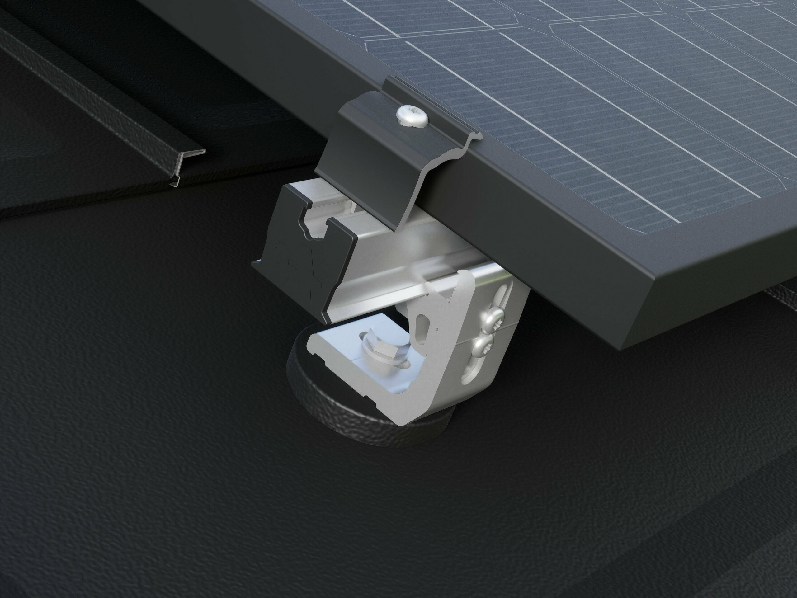 Gros plan du support solaire PREVARIO 3.S monté sur une toiture PREFA foncée qui supporte le rail de support. Le module solaire a été fixé au rail de support à l'aide de la borne de fin PREVARIO.