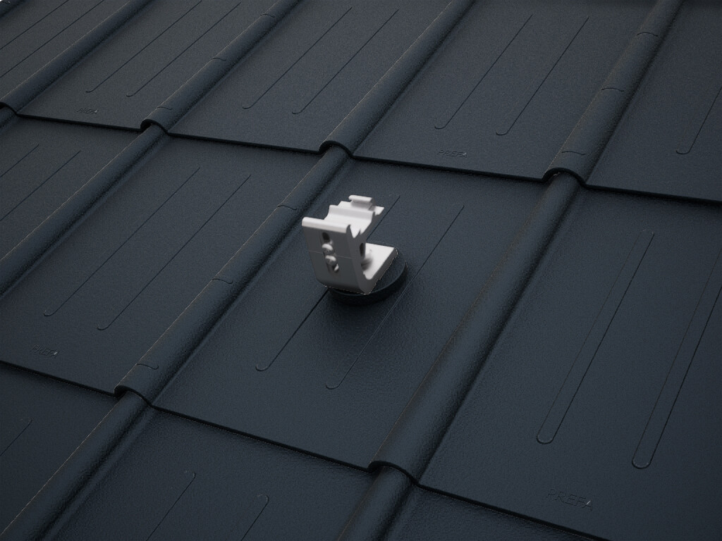 Vue détaillée du support solaire PREVARIO 3.S, monté sur une toiture sombre avec des tuiles PREFA.
