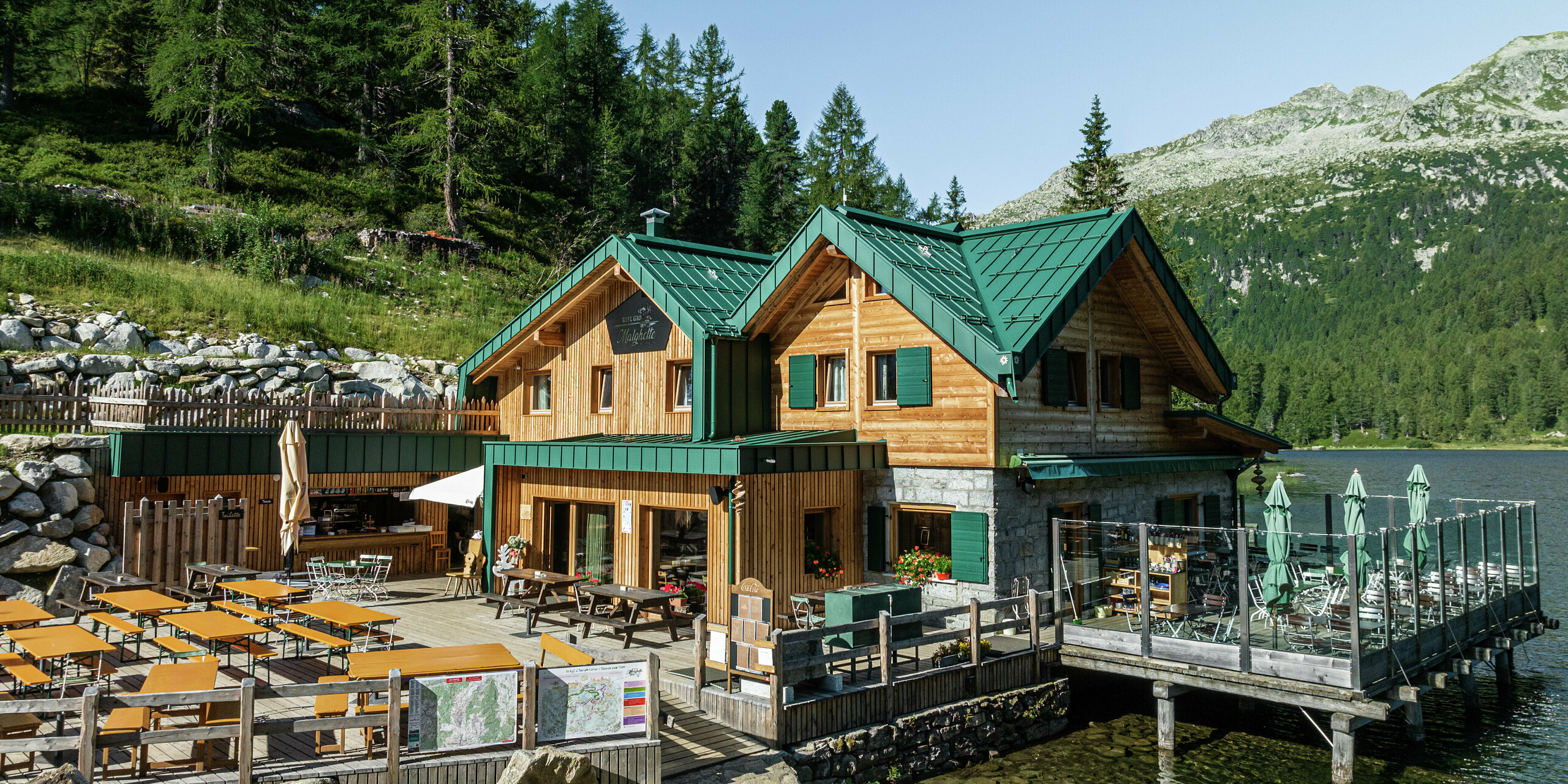 Refuge de montagne rénové Rifugio Malghette à 1 888 m avec toit et façade PREFALZ en vert mousse P.10 - résistant aux intempéries, durable et parfaitement intégré dans le paysage alpin. La toiture robuste en aluminium défie les conditions extrêmes et offre une protection durable. Situé directement sur le lac, avec une grande terrasse ensoleillée et un paysage de montagne impressionnant - un refuge idéal pour les randonneurs et les amoureux de la nature.